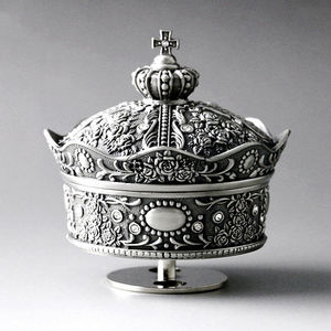 Boîte de rangement en métal élégante faite à la main, accent luxueux par Tradebyd - Product Image 1