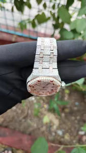 Montre à quartz de luxe exclusive pour homme avec accents de diamants en moissanite brillants - Product Image 3