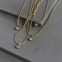 Collier tendance en acier inoxydable plaqué or avec chaîne à perles ovales et petit pendentif en pierre naturelle verte pour femme