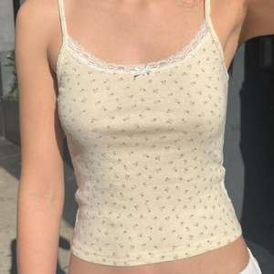 เสื้อกล้ามพื้นฐานเนื้อผ้านุ่มระบายอากาศได้ดี ทรงพอดีตัว ช่วยจัดแต่งทรงได้ง่าย ดูดีเหนือกาลเวลา สวมใส่สบายไร้รอยต่อ พร้อมดีไซน์เข้ารูป - Product Image 2