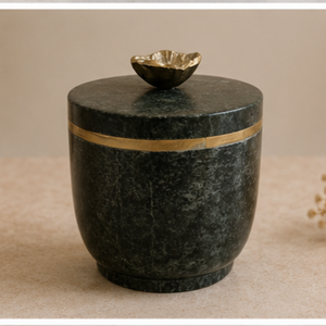 Pot décoratif rond en pierre noire avec bande dorée et bouton en forme de feuille, décoration minimaliste pour la maison - Product Image 1