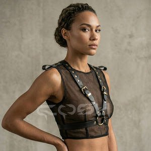 Arnés de hombro negro hecho a mano con alas y tachuelas doradas de piel sintética para disfraz de festival, fabricante personalizado - Product Image 2