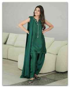 Sari en coton vert émeraude avec encolure brodée, coupe classique, tenue traditionnelle indienne et pakistanaise, décontractée et élégante pour femme, résistante à l'humidité - Product Image 2