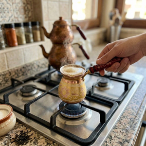 หม้อกาแฟทองเหลืองแบบตุรกี ลายดอกไม้สลัก  แบบเซซเว่ อาหรับ อิบริก กรีก บริกิ ใช้กับเตาได้ พร้อมที่อุ่นนม ด้ามจับไม้ทาสี  OEM - Product Image 3