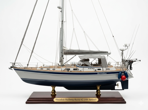 Modèle de bateau sur table en bois de cèdre peint à la main sur mesure, Hallberg-Rassy 62 (série HR), 36 pouces - Product Image 1