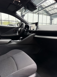 Toyota C-HR Hybride FWD Édition Business Phares LED Avertisseur de sortie de voie Moniteur d'angle mort Système de pré-collision SUV d'occasion - Product Image 2