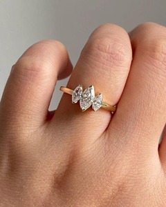 แหวนมอสซาไนต์ทรงมาร์คีส์ 1.50 กะรัต ทองคำแท้ 14K แหวนหมั้นสามเม็ด สไตล์อาร์ตเดโค สำหรับเจ้าสาว ของขวัญวันครบรอบ - Product Image 3