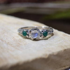 Anillo de Plata de Ley 925 con Tres Piedras Naturales de Piedra Lunar y Ónix Verde, Anillo de Piedras Preciosas con Textura Orgánica Hecho a Mano para Mujer - Product Image 5