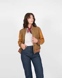 Blouson Bomber Varsity Personnalisé pour Femme en Laine et Cuir – Corps en Laine Premium, Manches en Cuir, Poignets Côtelés et Boutons Pression – Tendance - Product Image 3