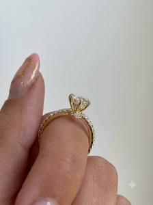Anillo de Compromiso Solitario de Diamante Cultivado en Laboratorio, Corte Brillante Redondo, Oro Amarillo de 14K, Banda Pavé, Regalo - Product Image 3