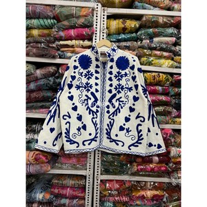 Blazer Negro Bordado para Mujer con Patrón Floral Dorado, Cuello Mao, Manga Larga, Bordado a Mano, Ropa de Abrigo Otoñal - Product Image 6