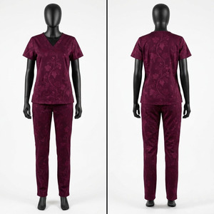 Conjunto de Uniforme Médico de Sarga de Poliéster y Algodón Premium Black Hardson, 180 GSM, Estampado Floral Borgoña, Cuello en V, con Logotipo Personalizado - Product Image 1