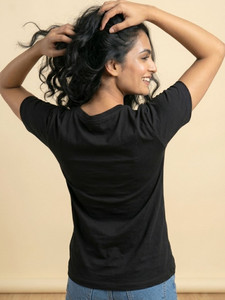 T-shirt basique noir à col en V pour femme, manches courtes, coupe ajustée, décontracté, doux, confortable, mode quotidienne, essentiel, élégant - Product Image 3