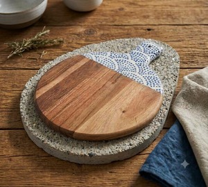 Planche à découper en bois ronde, finition laquée, facile à nettoyer, réutilisable, planche de service pour la cuisine - Product Image 1