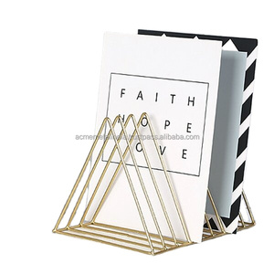 Serre-livres en métal doré de haute qualité au design vintage avec support réglable, parfaits pour la décoration de bureau et de table. - Product Image 1