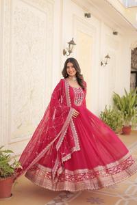 Collections de robes Anarkali en tissu imitation fleurie pour les mariages et les festivals indiens, avec de riches sequins et broderies. - Product Image 6