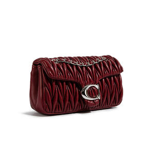 Bolso Cuadrado Pequeño Rojo Clásico, Versátil y Elegante de Alta Gama, Acolchado, con Correa de Cadena Metálica para Mamá, Nuevo Modelo 2026 - Product Image 1