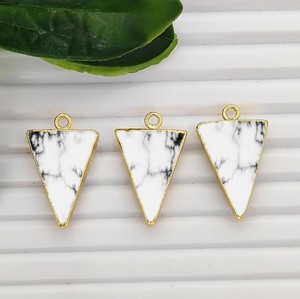Amuletos triangulares de howlite con baño de oro hechos a mano para la fabricación de joyas - Product Image 1