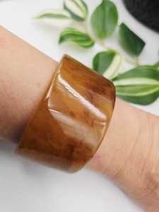 Bracelet en résine marbrée rétro audacieux : Bracelet large à découpe irrégulière, finition vintage pour sublimer les créations en résine décontractées et élégantes - Product Image 4