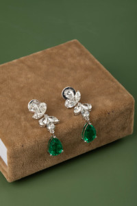 Boucles d'oreilles cascade florales en diamants marquise et poire de 6,12 carats avec pierres précieuses vertes en or blanc 14 carats – Bijou élégant et remarquable - Product Image 2