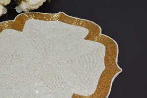 Set de table perlé fait main, forme irrégulière, tissu glamour blanc avec bordure dorée, set de table décoratif - Product Image 1