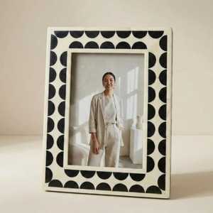 Marco de Fotos de Resina Personalizado de Lujo con Incrustaciones de Hueso, Hecho a Mano, Decorativo, con un Sofisticado Patrón de Mosaico para un Estilo Elegante - Product Image 4