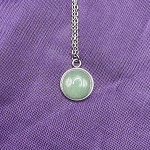 Collier pendentif minimaliste en laiton avec pierre précieuse verte ronde pour femme, style vintage, fait main, bijoux bohèmes, cadeau - Product Image 2