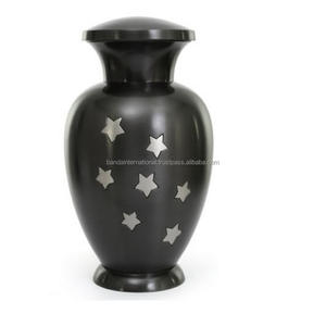 Urnes funéraires en laiton classiques et de haute qualité avec étain étoilé et couleur noire finie pour les cendres humaines - Product Image 1