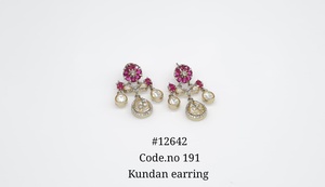 ต่างหูระย้าแบบ Kundan รุ่น 12642 ประดับด้วยพลอยสีเขียวเคลือบด้วยทองคำขาว ประดับด้วยเพชรคิวบิกเซอร์โคเนียทรงลูกแพร์ สำหรับผู้หญิงในงานแต่งงาน - Product Image 5