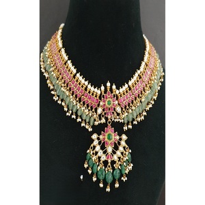 Ensemble collier et boucles d'oreilles en or plaqué laiton de qualité supérieure, avec jade classique, idéal pour les fiançailles, les anniversaires, les mariages, les fêtes ou comme cadeau. - Product Image 2
