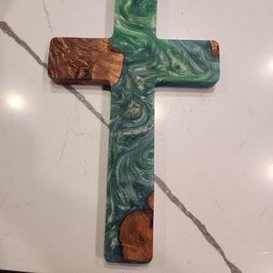 Croix murale en bois artisanale de designer avec résine époxy verte, décoration religieuse chrétienne pour la maison et l'église, cadeau artisanal - Product Image 1