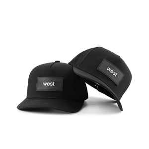 Gorra de Golf Impermeable y Transpirable con Logotipo Personalizado en Parche de PVC, 5 Paneles, Perforaciones Láser, Ajustable con Cierre a Presión - Product Image 4