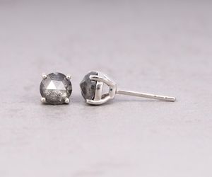 Boucles d'oreilles tendance en diamant sel et poivre taille ronde, clous sertis à quatre griffes, diamant naturel rustique, bijoux en or raffiné pour le quotidien - Product Image 3