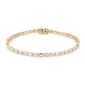กำไลข้อมือทองคำ 18K ทรงสี่เหลี่ยมมรกต ประดับเพชรเลี้ยงในห้องปฏิบัติการ พร้อมใบรับรอง IGI สไตล์คลาสสิก เหมาะสำหรับสวมใส่ทุกวัน เป็นเครื่องประดับสำหรับเธอ - Product Image 1
