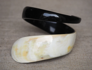 Brazalete de cuerno de búfalo natural con diseño de serpiente en espiral de Decor World Expo - Product Image 6