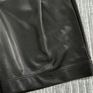 Shorts Bermuda pour homme à taille haute en PU enduit, couleur unie, style décontracté avec poches et fermeture boutonnée - Product Image 4