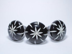 Tirador de Lujo de Resina para Cajones y Gabinetes, Diseño Floral en Blanco y Negro, Decorativo para Muebles y Armarios - Product Image 2