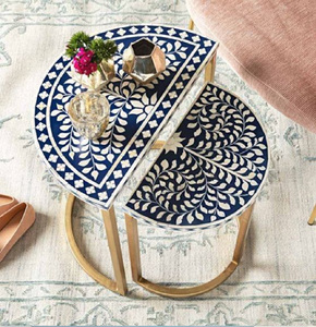 Mesa decorativa artesanal con incrustaciones de hueso en forma de flor de loto azul verdoso, pintada a mano, con patas cónicas, disponible a precios de mayorista. - Product Image 3