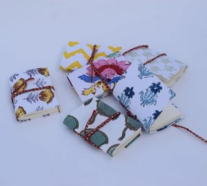 Agenda de Bolsillo con Cubierta de Tela de Algodón Estampada a Mano, Tapa Dura, Lápiz y Papel Hecho a Mano - Set de Regalo Perfecto - Product Image 5