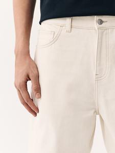 Elegantes pantalones cortos de mezclilla para hombre hechos con tela de alta calidad, suaves, transpirables y duraderos, perfectos para uso casual de verano y actividades al aire libre. - Product Image 4