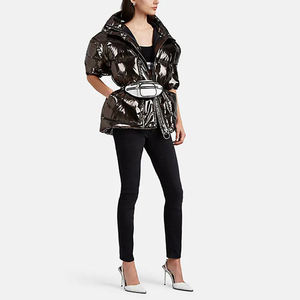 Chaqueta Acolchada de PU con Capucha y Cierre de Cinturón, Abrigo Impermeable de Invierno, Corte Regular, Estilo Casual, Exterior con Estampado de Lámina Negra - Product Image 4