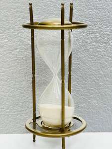 Reloj de Arena de Aluminio con Acabado Antiguo de Latón de 11.5'' con Diseño 3D de Ángel Animal |   Pie Decorativo Vintage para Mesa de Graduación - Product Image 3