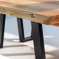 Table à manger en bois d'acacia Vandana Aureo Cresta avec un design contemporain solide et fait main