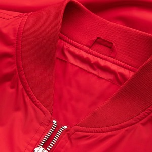 เสื้อแจ็คเก็ตบอมเบอร์สีแดง แขนยาว ปิดด้วยซิป คอตั้ง สีพื้น ผ้าโพลีเอสเตอร์ทอ กันน้ำ กันลม น้ำหนักเบา - Product Image 6
