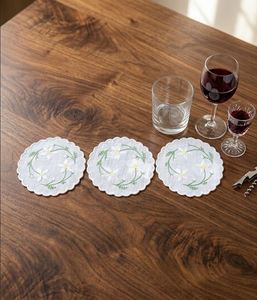 Serviettes de cocktail personnalisées en lin blanc 100% pour la maison, brodées de fleurs blanches, bordure festonnée, durables et réutilisables, idéales pour les avions, vente en gros - Product Image 1