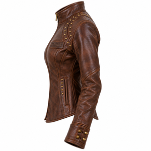 Chaqueta de cuero genuino para mujer, color marrón desgastado, estilo motero, con estampado personalizado de diosa alada, mangas con tachuelas de latón y detalles de púas. - Product Image 4