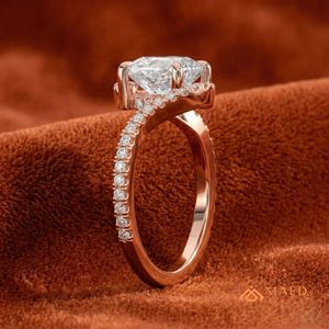 แหวนหมั้นเพชรโมอิสซาไนต์ทรงคุชชั่น 14K โรสโกลด์ ประดับเพชรแบบพาเว่ ลวดลายบิดเกลียว สำหรับผู้หญิง ของขวัญสหรูหราสำหรับงานแต่งงาน สหรัฐอเมริกา - Product Image 2