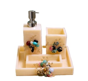 Ensemble de salle de bain décoratif à prix de gros : porte-savon et flacon de shampoing en résine rose – Articles de toilette pour restaurants et hôtels - Product Image 1