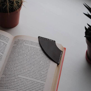Marcador de página hecho a mano con forma de hoja de arce en cuero para diarios, agendas y colecciones de lectura, a la venta a precio de mayoreo. - Product Image 3