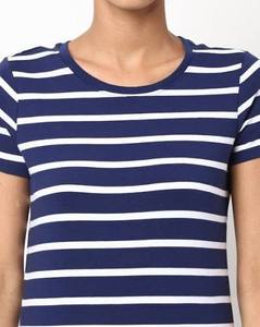 Haut de sport pour femme à col rond, conçu avec un motif rayé et une coupe ajustée sportive pour un confort quotidien - Product Image 1